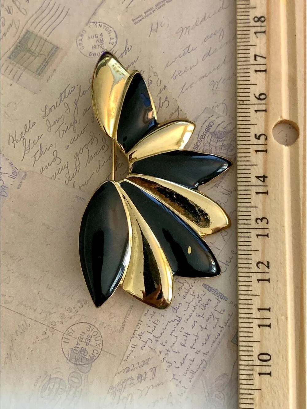Vintage Elegant Black and Gold Leaf Brooch Pin for Stylish Accessory Lovers